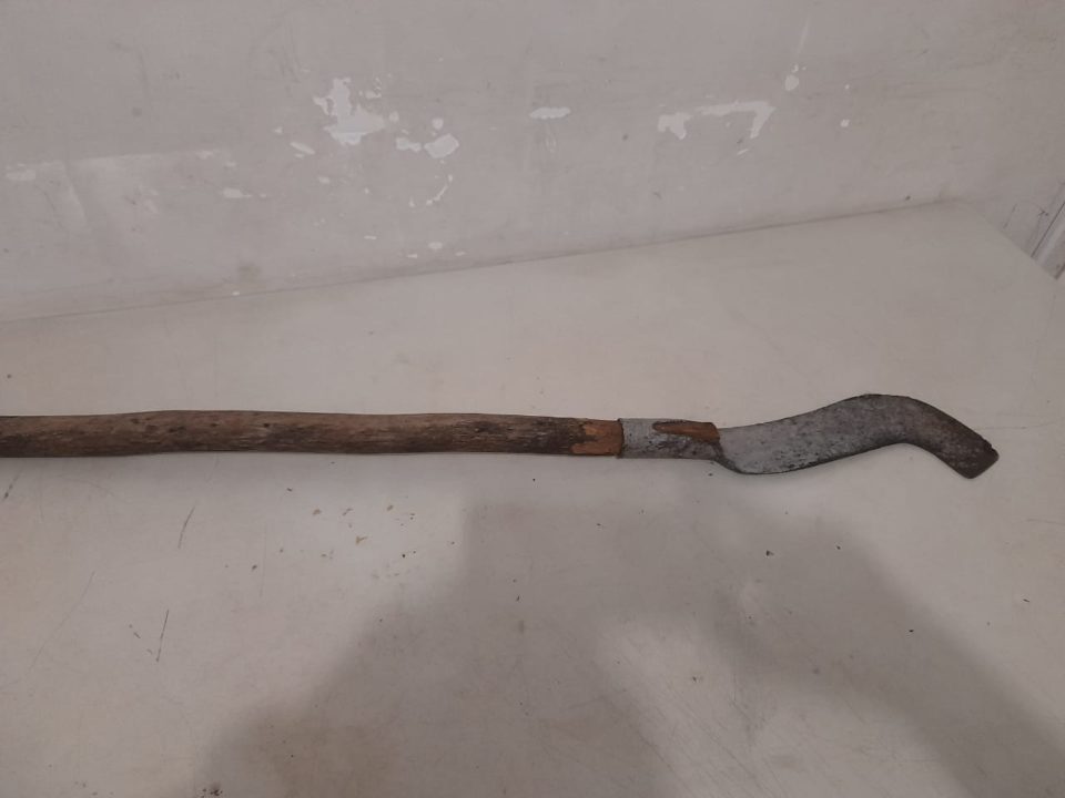 Homem é preso após ameaçar mulher com foice