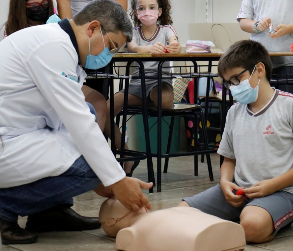 Médico do HBU ensina técnicas de ressuscitação para estudantes