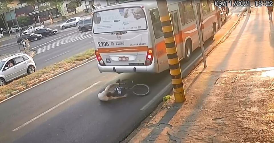Ciclista desliza e para embaixo de ônibus na região