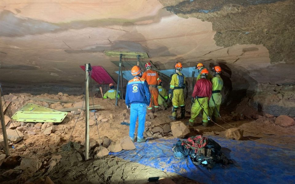 Três bombeiros morrem após desabamento em gruta de SP