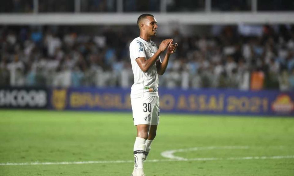 Lucas Braga treina e deve reforçar Santos no clássico