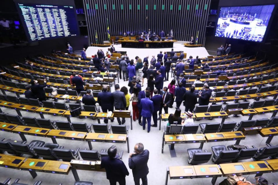 Câmara aprova PEC dos Precatórios em primeiro turno