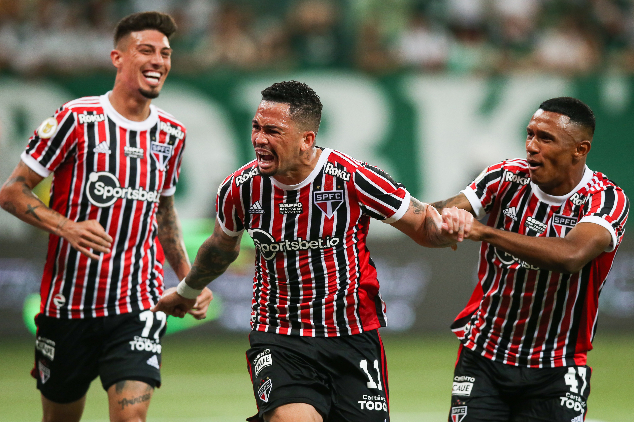 São Paulo vence o Palmeiras no Allianz e alivia pressão