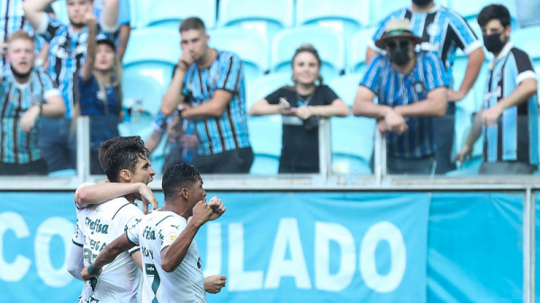 Palmeiras vira sobre Grêmio e chega a 4 vitórias seguidas