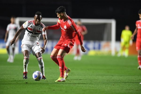 São Paulo vence Internacional e sonha com a Libertadores