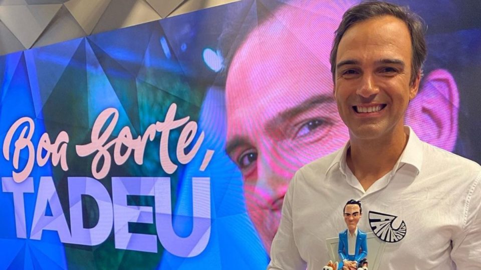 Tadeu Schmidt se emociona ao se despedir do ‘Fantástico’