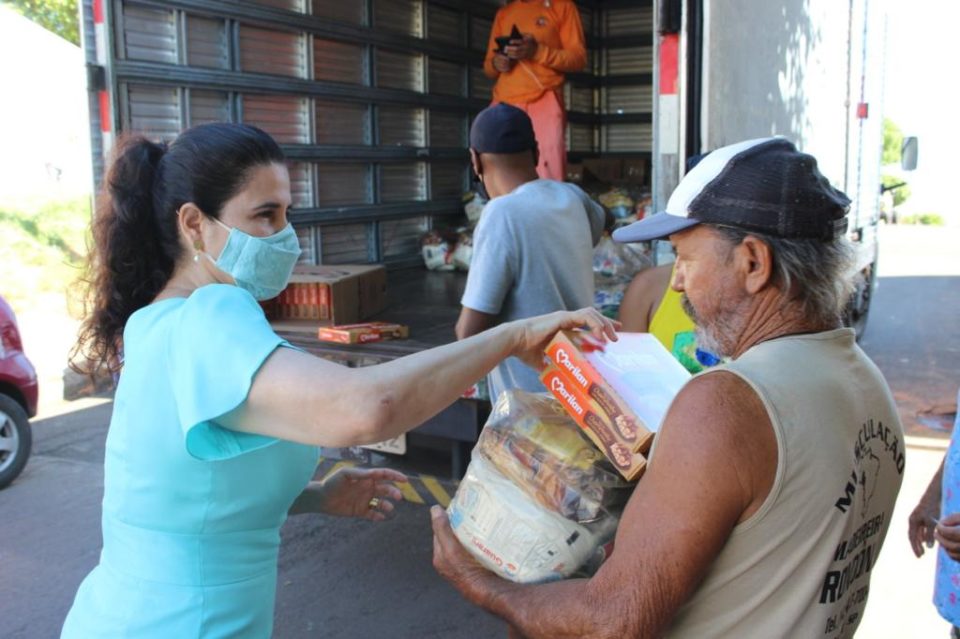 Fundo entrega biscoito e cestas no Nova Marília 2, 3 e 4