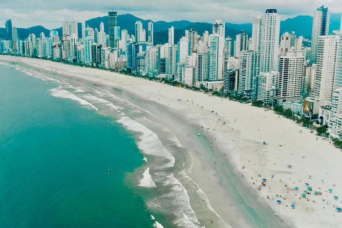 Camboriú reabre praia após alargar faixa de areia