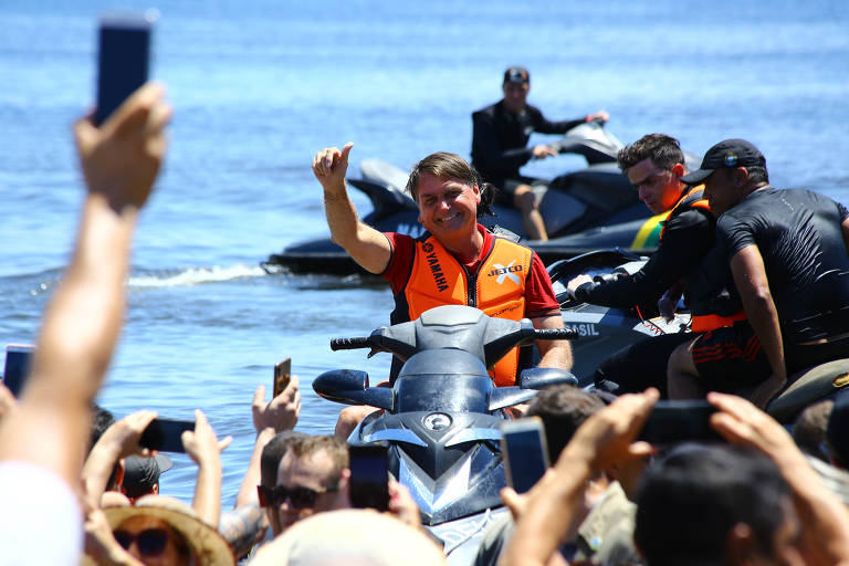 Na praia, Bolsonaro diz: ‘espero não ter de retornar’