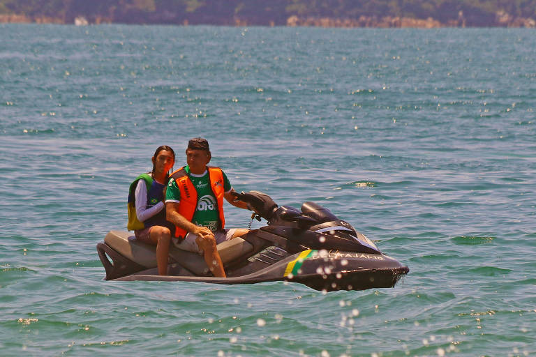 Bolsonaro ignora tragédia na Bahia e anda de jet ski