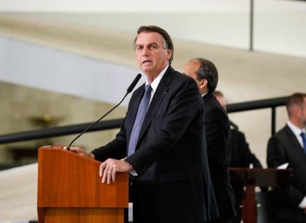 Bolsonaro quer passaporte da vacina nas mãos do governo