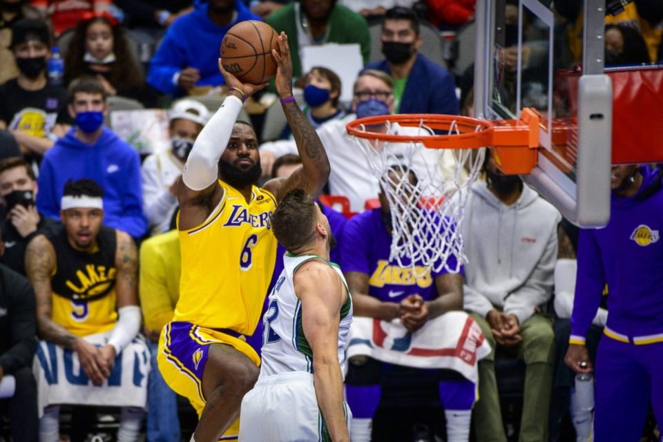 Lakers batem Mavericks na prorrogação; Jazz vence
