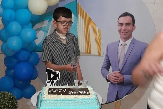 Garoto de 13 anos faz aniversário com tema de César Tralli