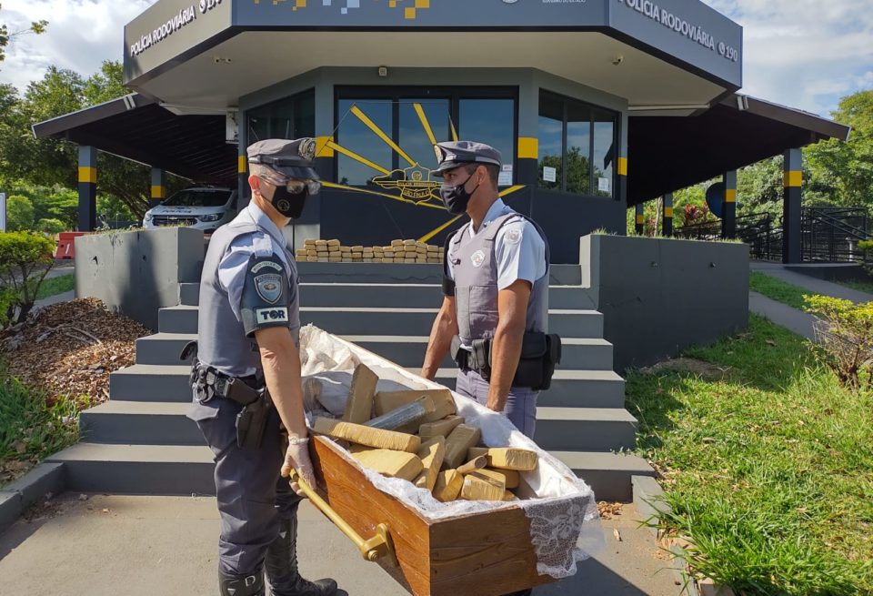 Polícia encontra droga escondida em caixão