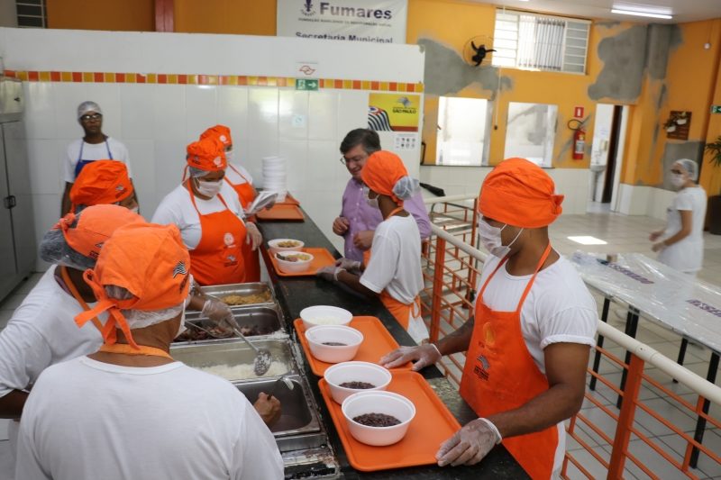 Estado oferece almoço especial de Natal no Bom Prato de Marília