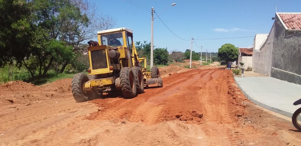 Prefeito Daniel inicia pavimentação de rua no bairro Fernando Mauro