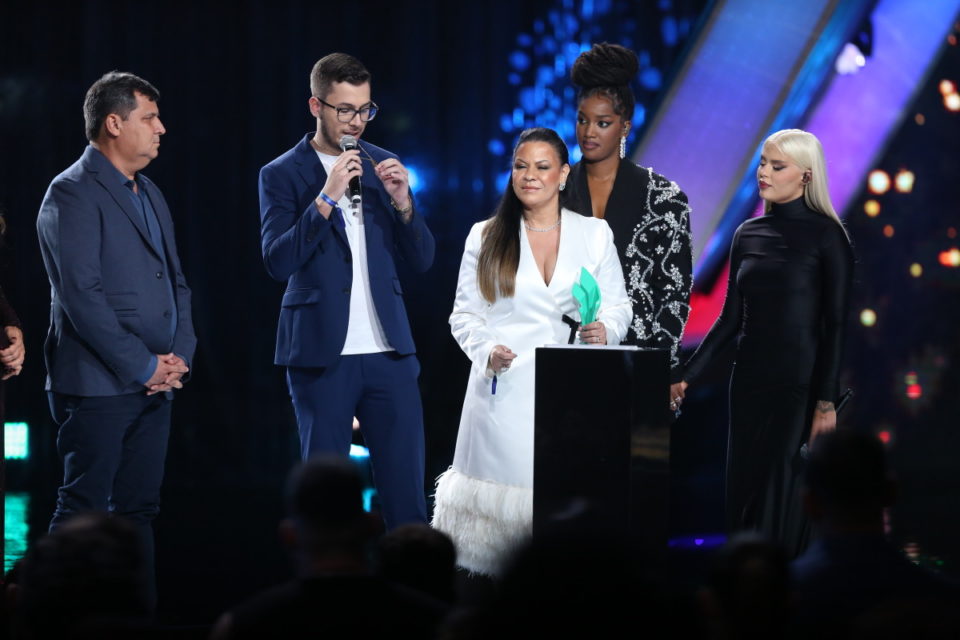 Marília é homenageada no palco do Prêmio Multishow