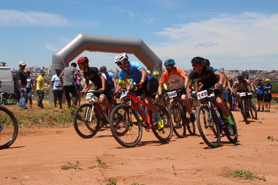 Primeiro passeio de bicicleta e a corrida de mountain bike são sucesso