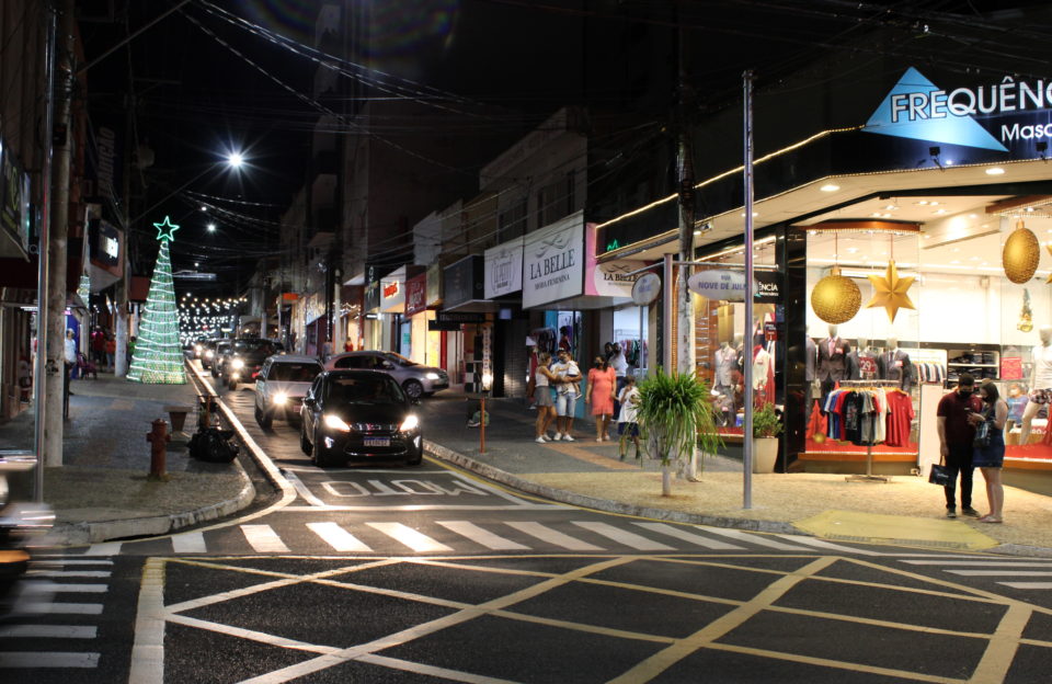 Abertura noturna começa acanhada, mas comércio projeta melhora