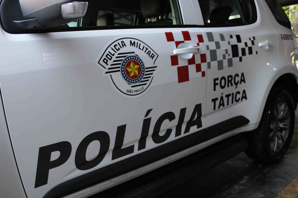 Homem é preso por agredir filha e esposa na zona Sul