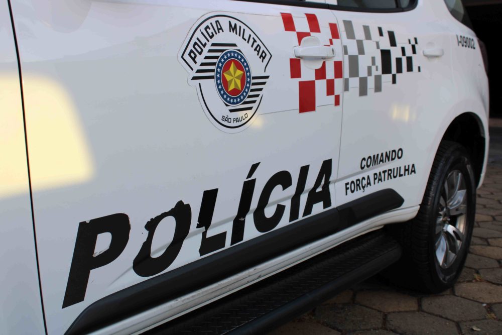 Pedreiro é preso por insultar e ameaçar mulher com faca na frente de policiais