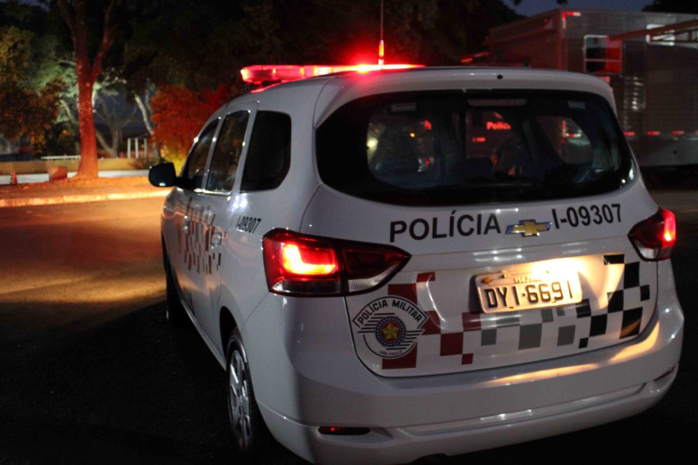 Criminosos fazem homem refém e roubam carro, celular e dinheiro