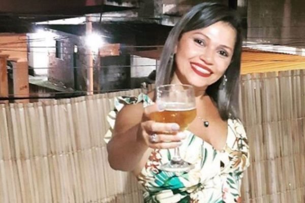 Mulher morre após ser atendida em clínica de estética e polícia investiga