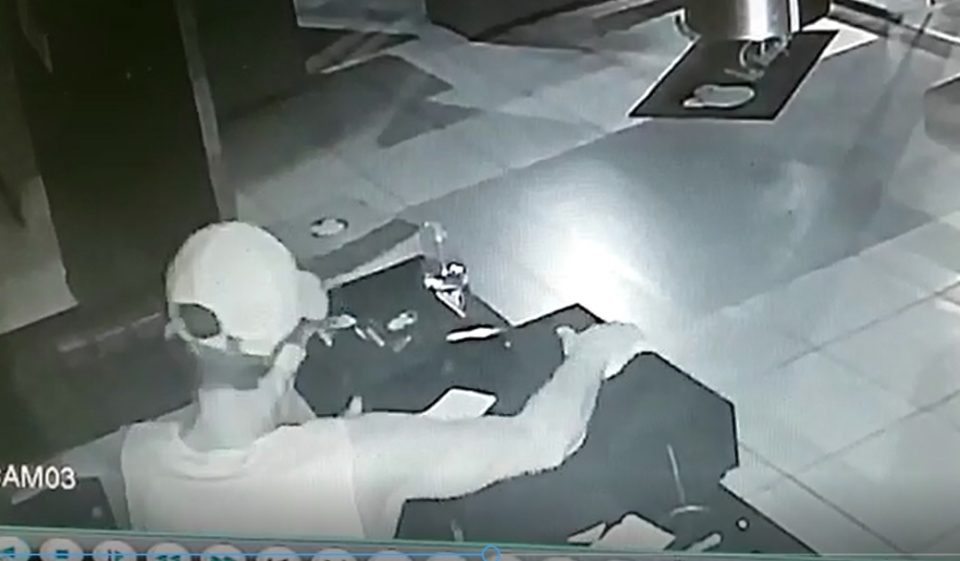 Câmeras flagram momento em que criminoso furta hamburgueria