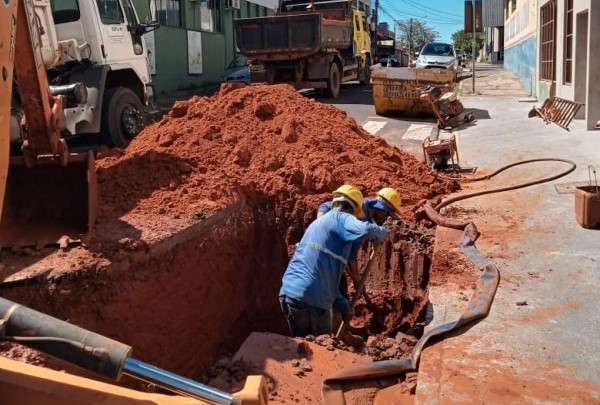 Pode faltar água após adutora romper na rua Lima e Costa