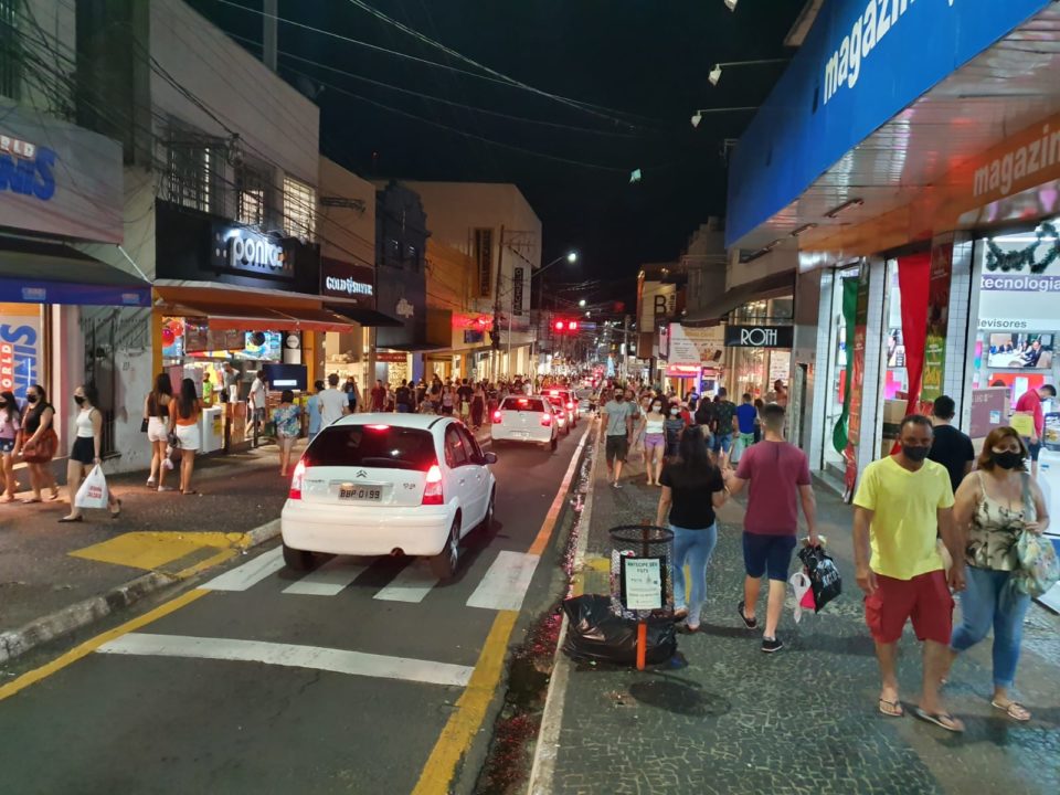 Movimento no comércio noturno cresce com a proximidade do Natal