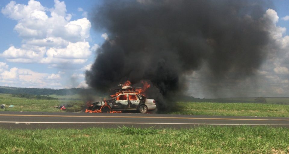 Incêndio deixa carro totalmente destruído na Transbrasiliana