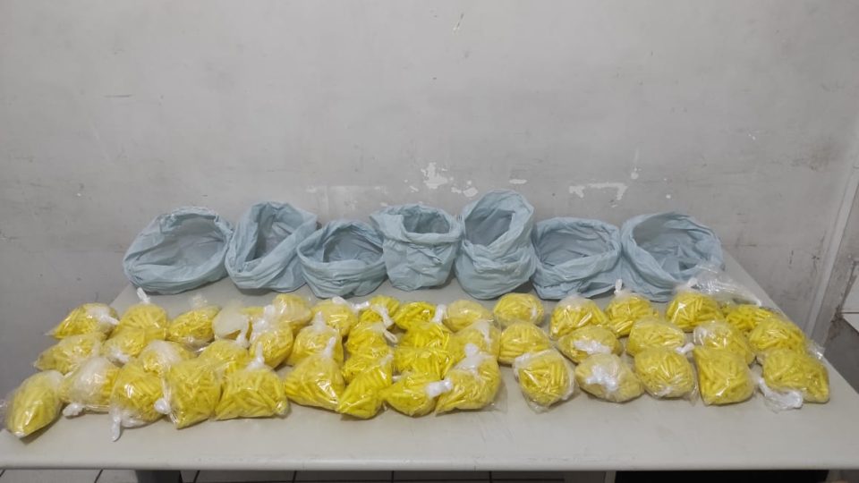 Jovem é preso com mais de quatro mil pinos com cocaína