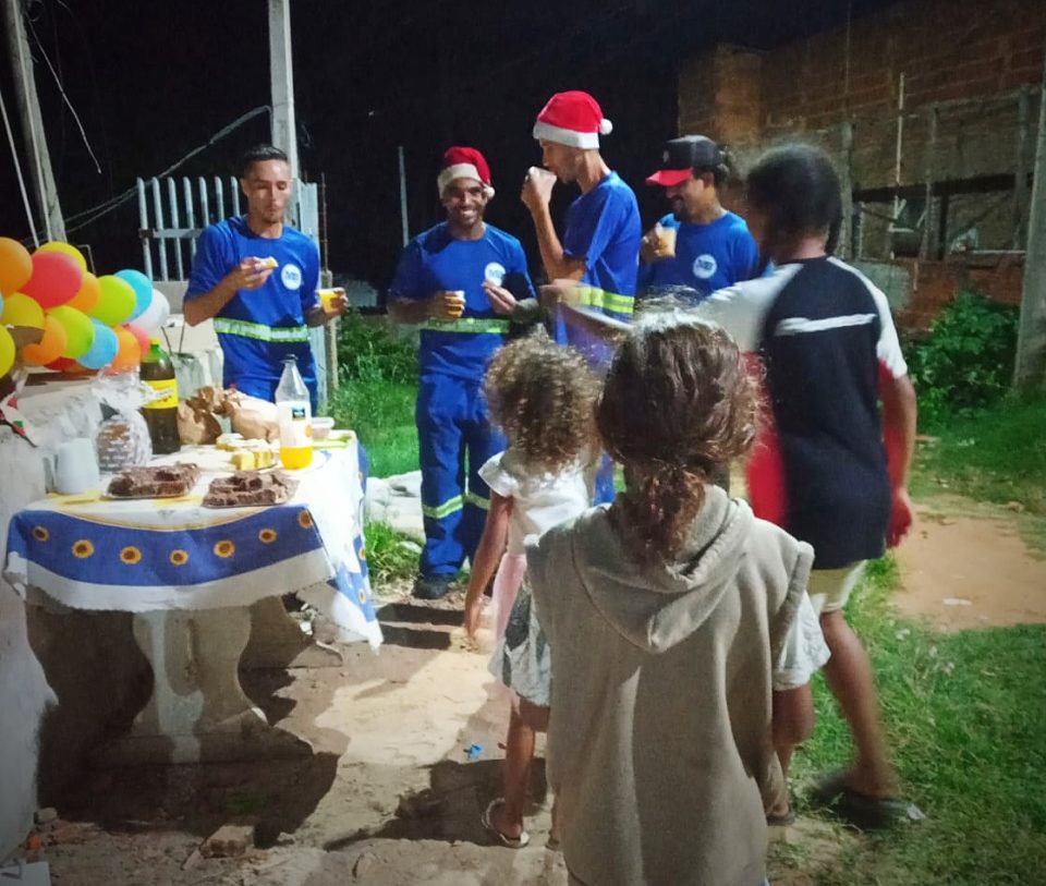 Menina de cinco anos dá festa de Natal para coletores de lixo