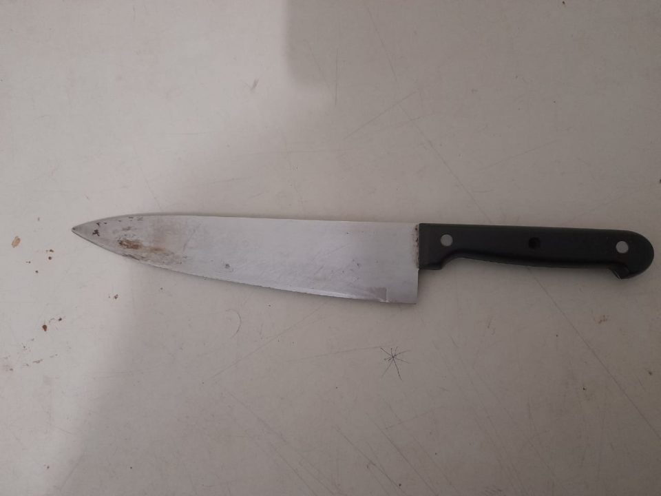 Homem é preso ao ameaçar mulher com faca
