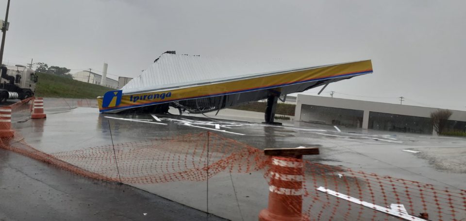 Chuva derruba cobertura de posto de combustíveis