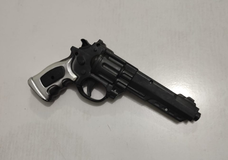 PM apreende arma falsa com suspeito em agência