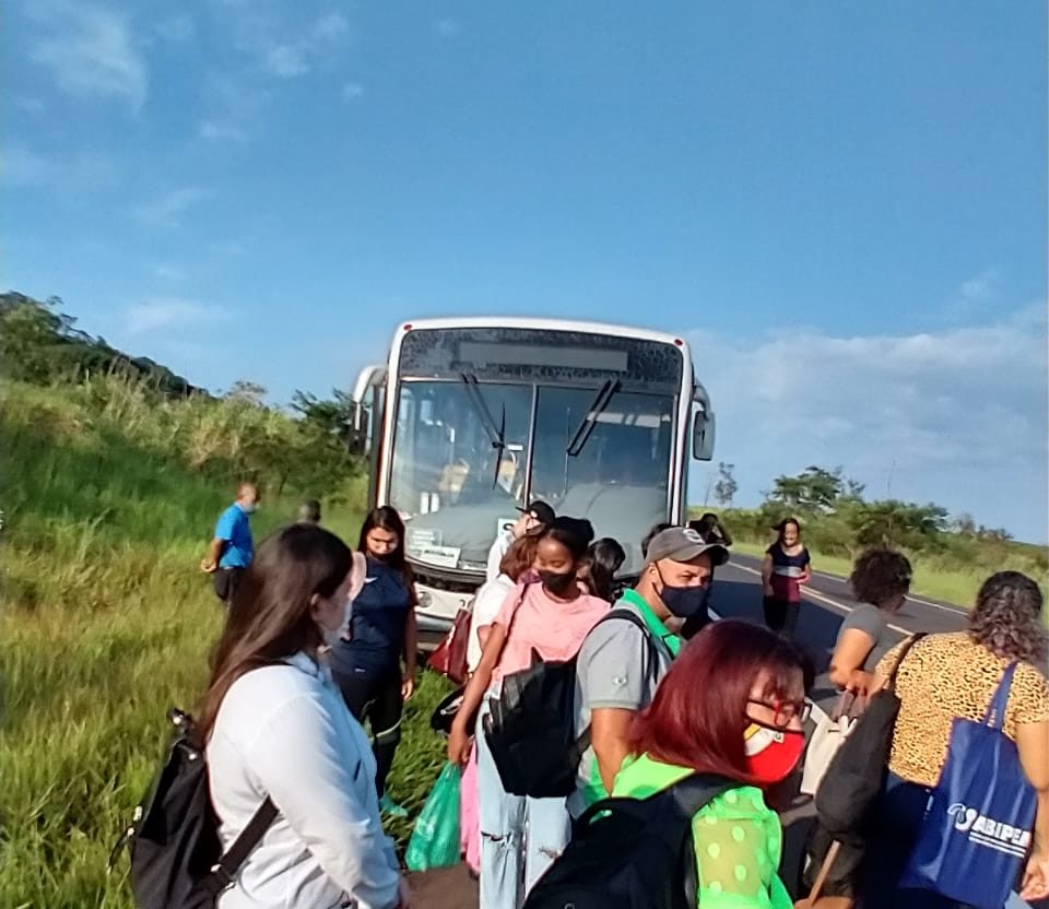 Passageiros reclamam de constantes quebras de ônibus