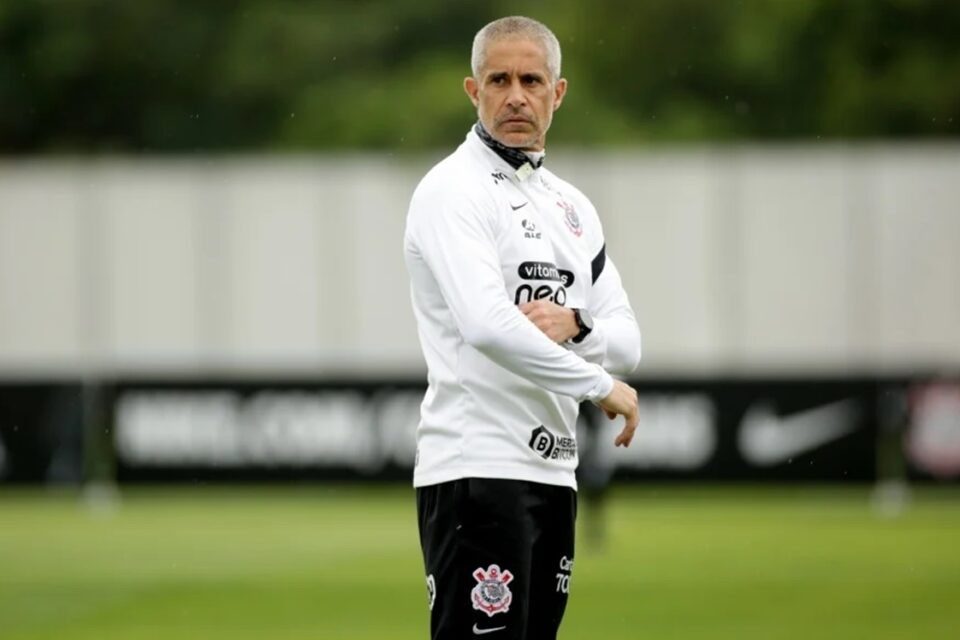 Sylvinho, técnico do Corinthians, tem arritmia cardíaca