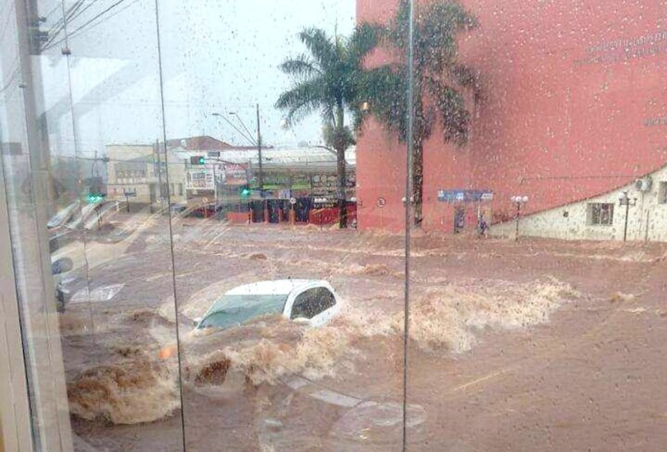 Temporal e fortes ventos causam estragos em Bauru