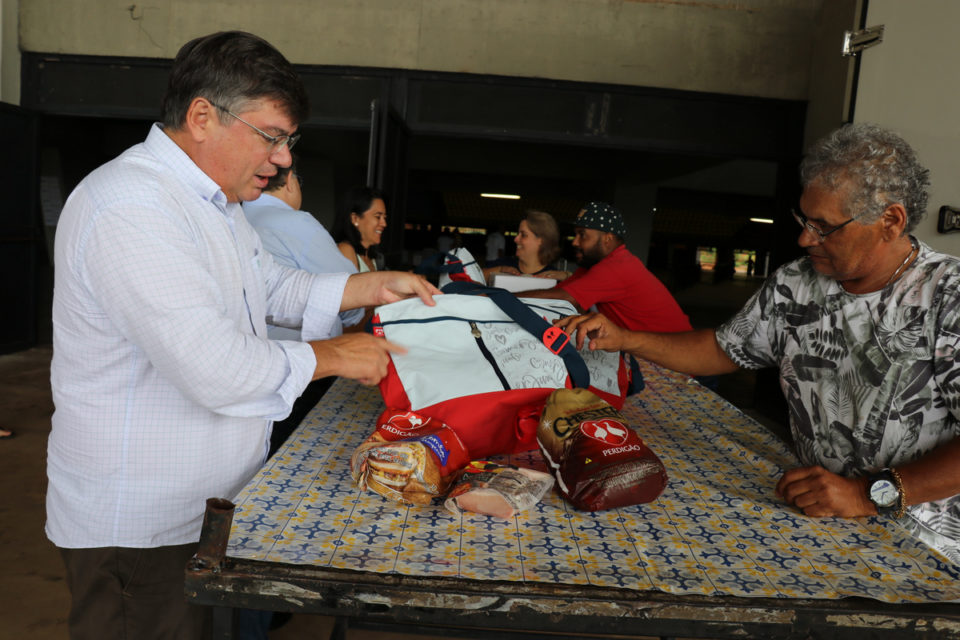 Prefeito entrega cesta natalina para servidores