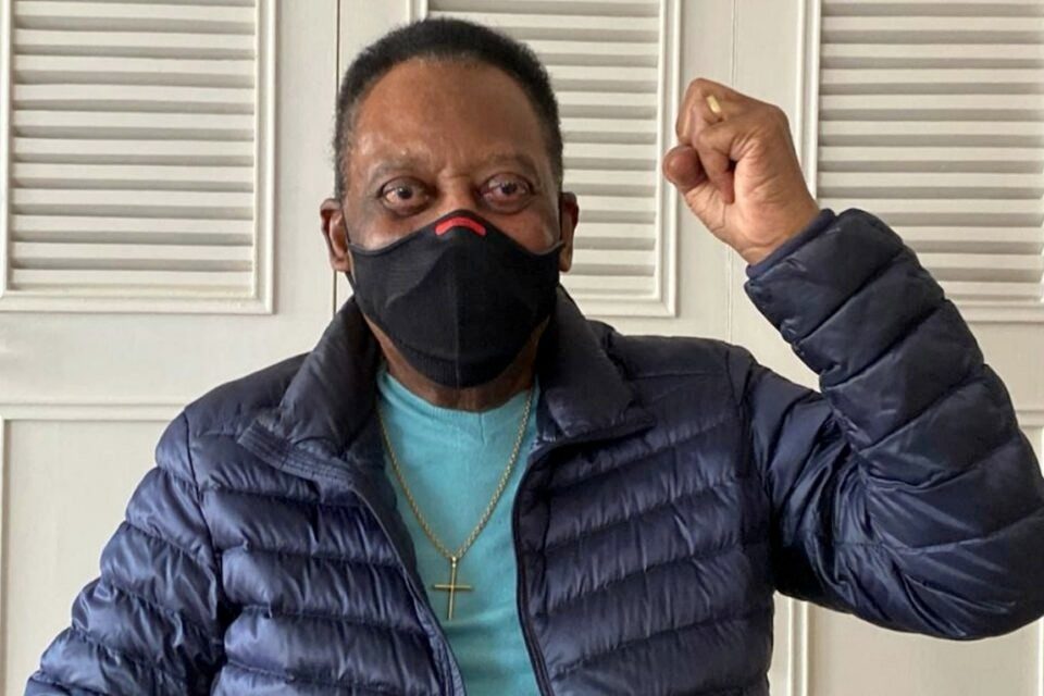 Pelé faz última sessão de quimioterapia no ano