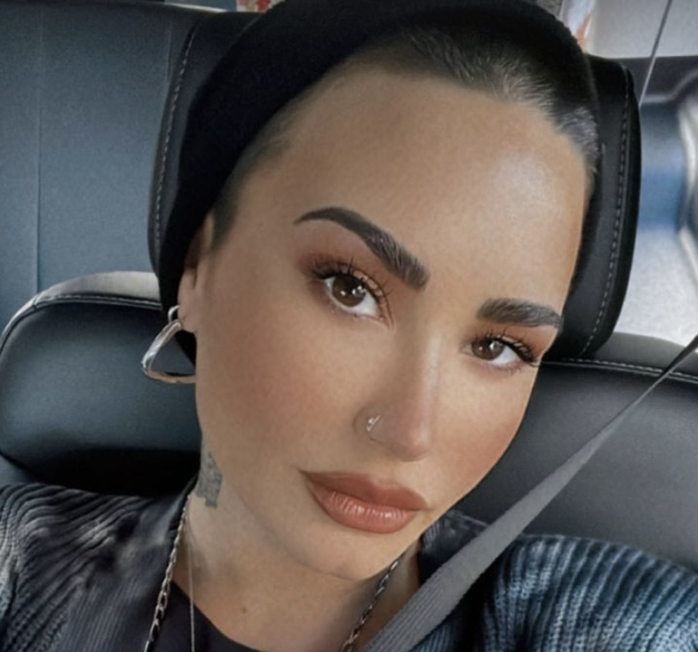 Demi Lovato raspa a cabeça no Natal: ‘Novo começo’