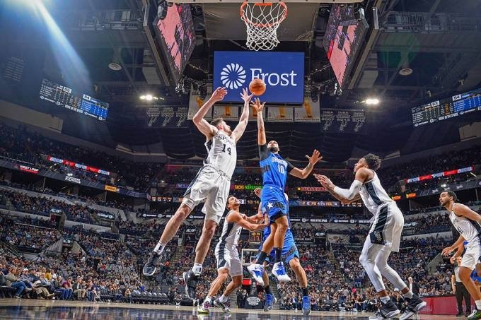 NBA adia mais cinco jogos por surto de covid entre jogadores