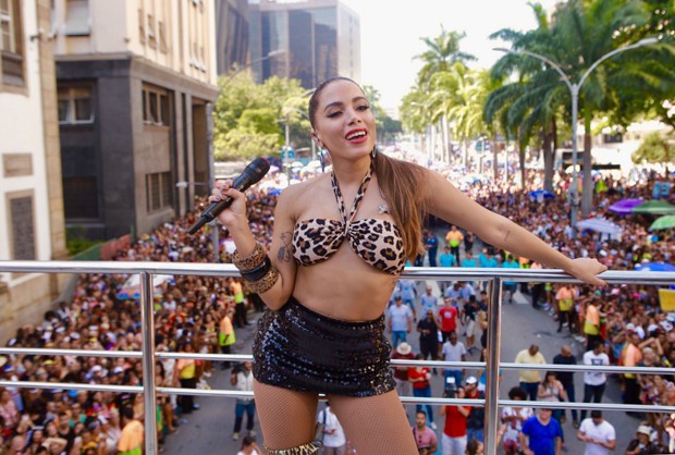 Nos EUA, Anitta leiloa ‘experiência no Carnaval’