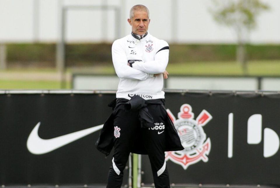 Corinthians: diretor garante permanência de Sylvinho em 2022