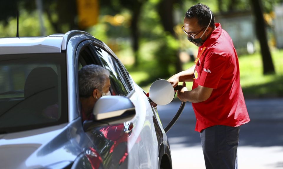 Após alta de até 60%, combustíveis devem manter preços