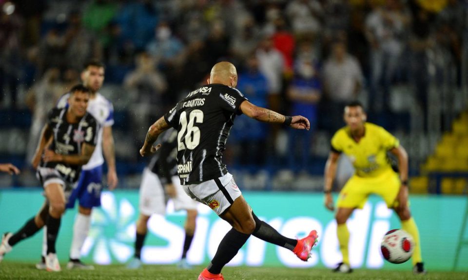 Corinthians bate o Santo André com pênalti polêmico