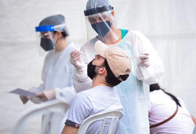 Mundo registra recorde de 2,4 milhões de casos de covid em 24 horas