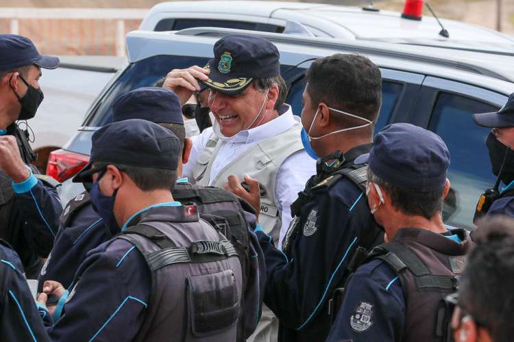 Bolsonaro quer pacote de bondades a PMs e bombeiros