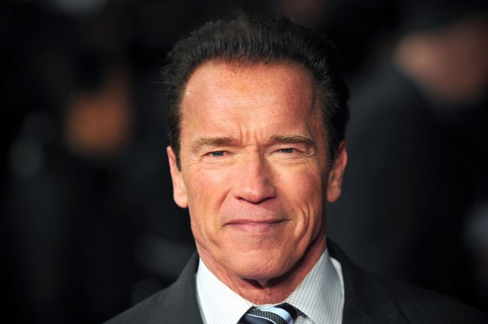 Schwarzenegger sai ileso de grave acidente de carro